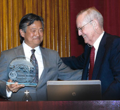 John Fung receiving the Starzl Prize from Dr. Starzl.